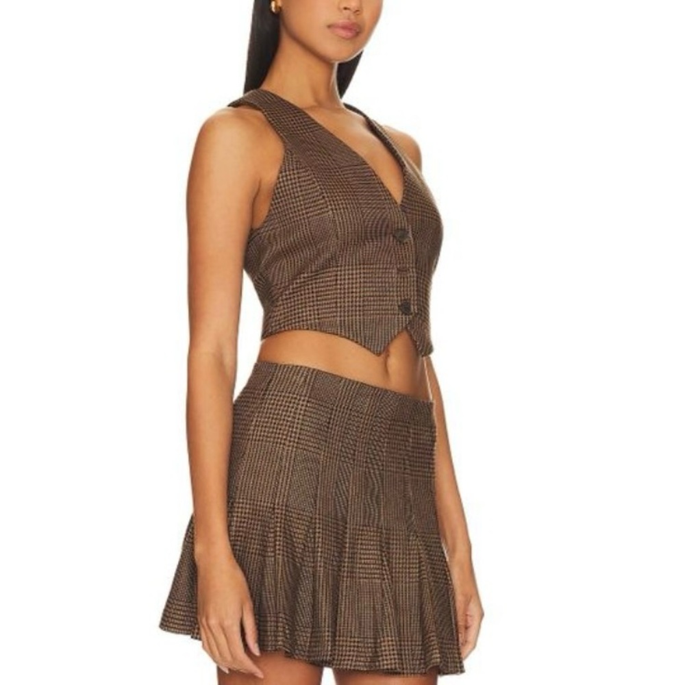 Alice + Olivia Donna Vest in Camel & Black - Brown. Size 4